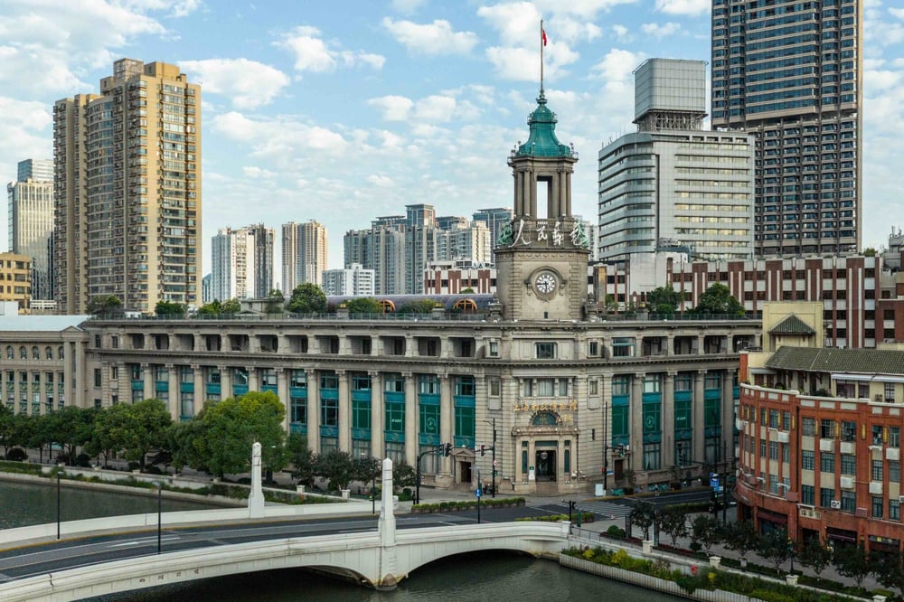 From June 7 to 15, 2025, Louis Vuitton opened a pop-up space at the Shanghai Postal Museum, showcasing its book series and stationery collections.